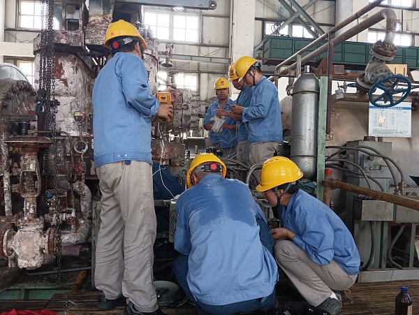 8月31日，二期機組廠房二樓空分尿素工段人員在回裝空壓機軸系儀表-3.jpg