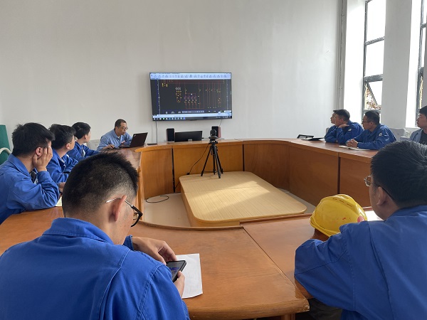 9月24日，電氣技術(shù)員于康健與參訓(xùn)人員進(jìn)行討論答疑。.jpg