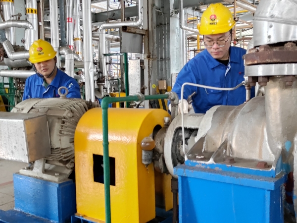 10月4日下午16：00，化工一班周帥王浩南檢查GA503B運行情況.jpg