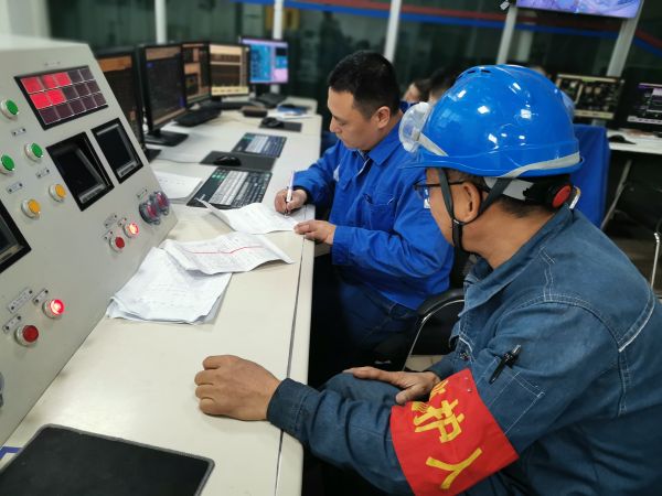 動(dòng)力車間一期鍋爐控制室，值班人員確認(rèn)檢修票證.jpg