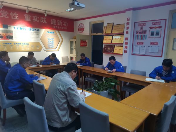 12日晚上8點(diǎn)，安全員在檢修例會(huì)上通報(bào)當(dāng)天檢查結(jié)果.jpg