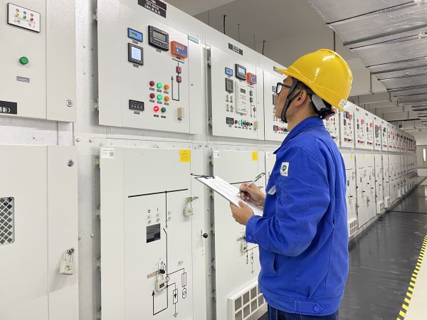 運行二班員工第五江明在記錄高壓電源進線數據.jpg