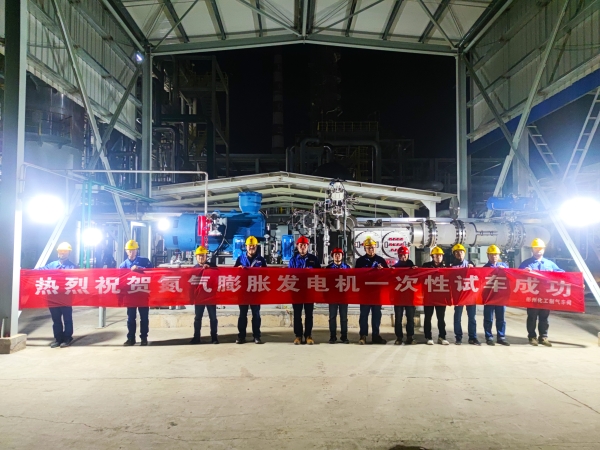 圖1 制氣車間氮?dú)馀蛎洐C(jī)一次試車成功合影留念。全俊杰 攝 (2).jpg