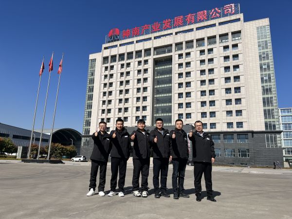 2023年10月14日，參加陜煤集團第二十屆班組長綜合素質(zhì)提升班，渭化集團公司班組長代表在神南學(xué)院辦公樓前合影留念.jpg