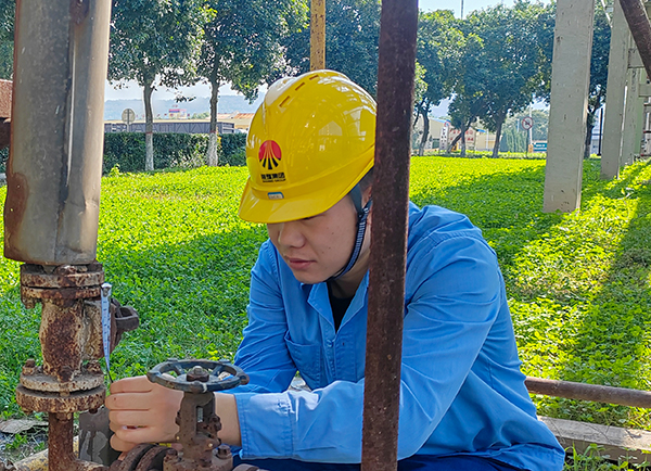 10月19日下午，張建國正在測量準備要更換的蒸汽疏水閥門尺寸.jpg