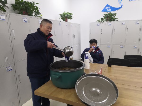 圖1 12月8日，剛忙完工作的職工杜仲毅喝著冰糖雪梨水。肖歡 攝.jpg