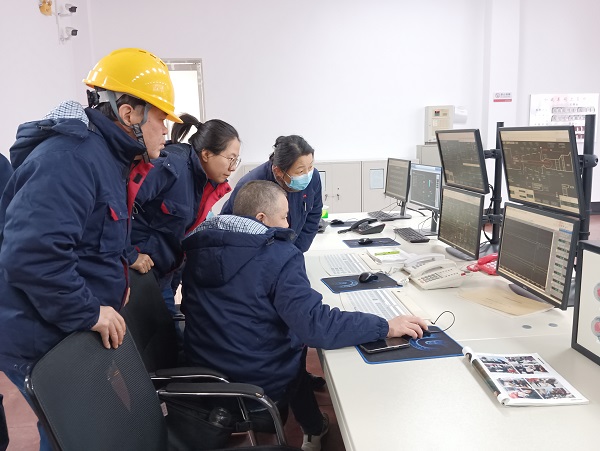 12月15日，計控電儀部主任工程師馬曉華，空分尿素工段段長郭凱等人在一期檢查處理空壓機(jī)導(dǎo)葉閥故障.jpg