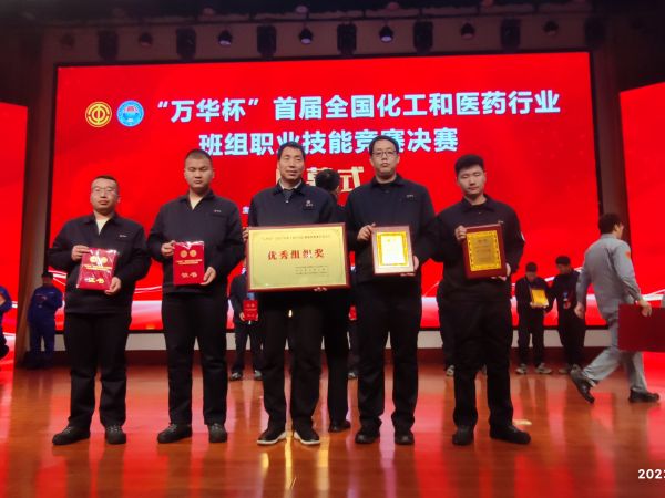 工會(huì)副主席李景忠和選手上臺領(lǐng)獎(jiǎng).jpg