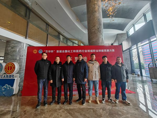 副總經(jīng)理趙強(qiáng)、工會(huì)副主席李景忠、合成車間主任王東亮與參賽隊(duì)員在決賽前夕合影留念2.jpg