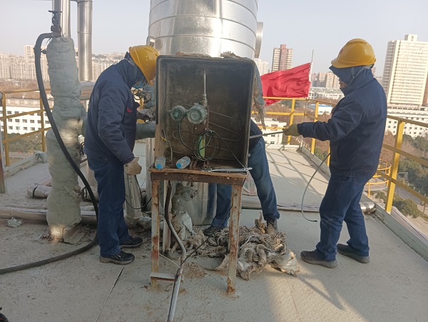 12月20日，計控電儀部空分尿素工段人員在尿素框架5樓給壓力204表增加電伴熱2.jpg
