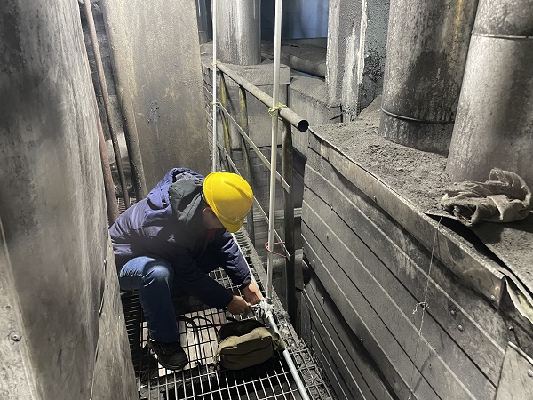 電氣檢修員工正在固定燈架與接線盒。.jpg