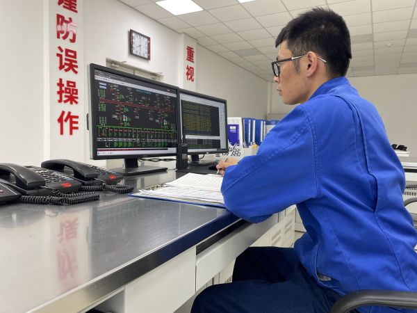 春節(jié)值班期間，運(yùn)行員工第五江明在認(rèn)真監(jiān)視變電所內(nèi)設(shè)備運(yùn)行數(shù)據(jù).jpg