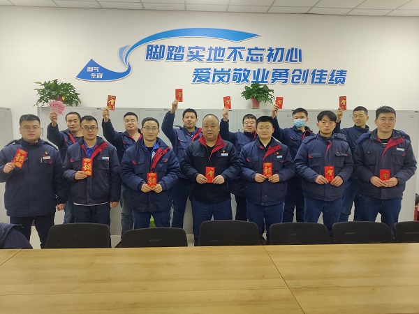 2月11日，大年初二車間管理人員為白班在崗人員，化工二班派發(fā)新春紅包照片.jpg