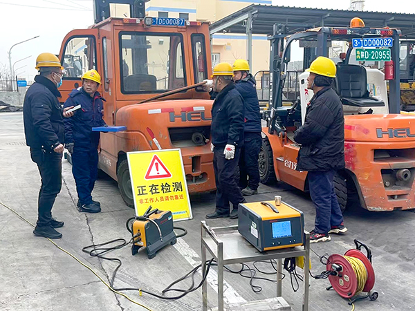 2月19日，運銷分部，曹侃、伍思盈等人員，在北物流門現(xiàn)場檢測。運銷分部 曹侃攝（2）.jpg
