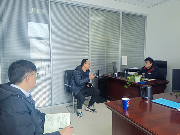 2月23日，運銷分部，曹侃、伍思盈人員，在分部辦公室對標交流。運銷分部 伍思盈 攝.jpg