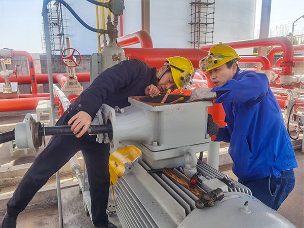 2月22日，檢修三班在191罐區(qū)更換節(jié)能電機.jpg
