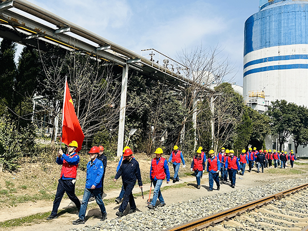 3月20日下午，物料車間黨支部開展了“清除雜草保安全 志愿服務(wù)顯擔(dān)當(dāng)”主題活動(dòng)，   600.jpg