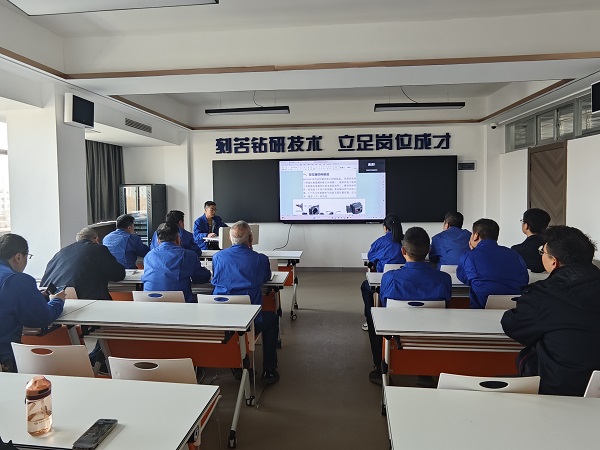 3月20日，計(jì)控電儀部青年講師郭愛(ài)軍為部門(mén)人員進(jìn)行Fisher智能定位器DVC6200專(zhuān)項(xiàng)培訓(xùn)1.jpg