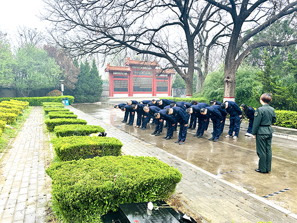 4月2日下午，渭化集團(tuán)組織黨員代表、團(tuán)員青年代表走進(jìn)渭南市臨渭區(qū)王尚德烈士陵園，開展清明節(jié)祭掃活動。烈士紀(jì)念碑前默哀鞠躬.JPG