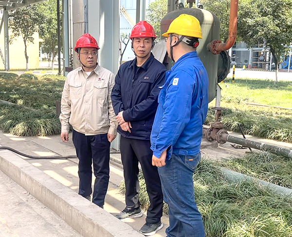 趙總在802搶修現(xiàn)場(chǎng)和車(chē)間主任、技術(shù)人員深入交流  600.jpg