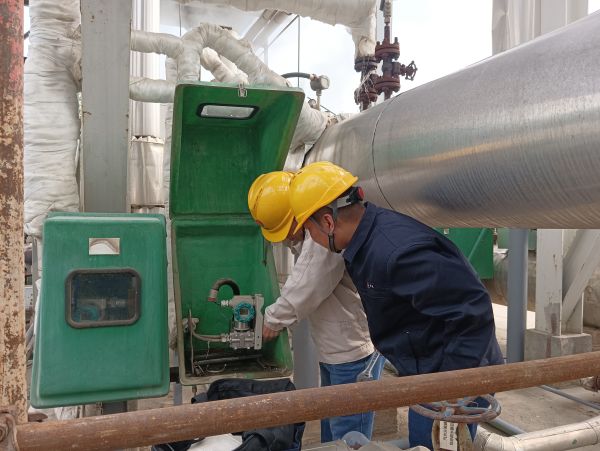 三期檢修差壓發(fā)電現(xiàn)場，計控電儀部空分尿素工段人員在現(xiàn)場檢修儀表設(shè)備并探討學(xué)習(xí).jpg