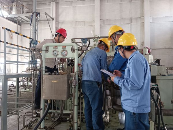 三期檢修現(xiàn)場，計控電儀部在進行“精益檢修 安全有我”主題活動的安全檢查（1）.jpg