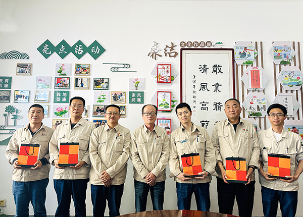 4月18日下午，物料車間黨支部組織運行崗位職工開展“書廉韻 倡廉潔”仿宋字書廉比賽。--晉級選手發(fā)放獎品.JPG