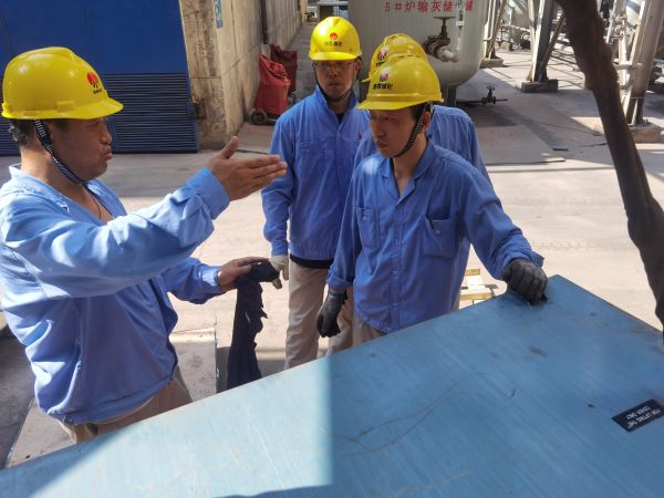 4月20日，王宏在現(xiàn)場(chǎng)給青工們講授高壓電機(jī)工作原理.jpg