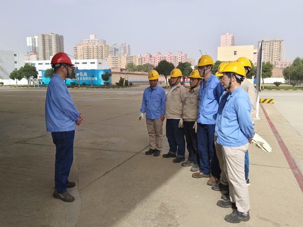 4月26日，尿素車間開展四月份受限空間應(yīng)急演練.jpg