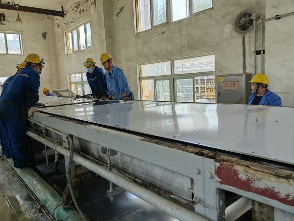 28日，合成車間、修造部人員共同搶修造粒機(jī).jpg