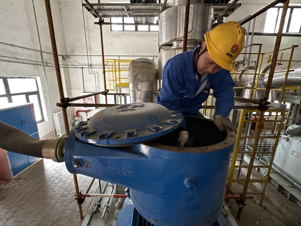 5月6日，電氣檢修工魏晨光緊固電機(jī)接線盒內(nèi)接線.jpg