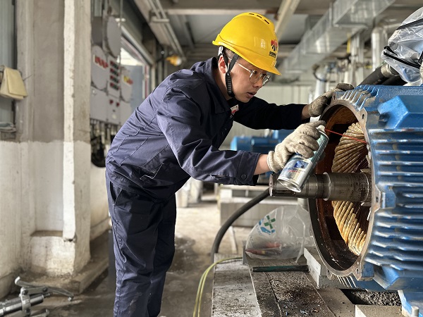 5月7日，檢修人員趙佳偉處理電機內(nèi)銹跡.jpg