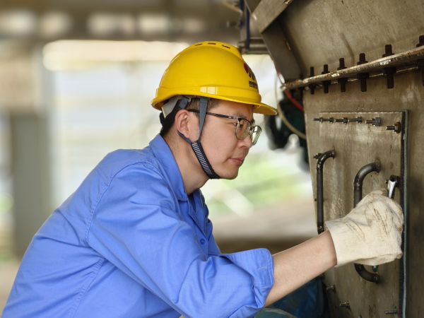 5月11日，尿素車間設(shè)備技術(shù)員馬強(qiáng)檢查設(shè)備螺栓是否松動.jpg