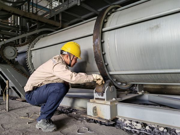 2024年5月20日，動(dòng)力車(chē)間4號(hào)鍋爐冷渣器更換后運(yùn)行人員正在對(duì)冷渣器做潤(rùn)滑.jpg