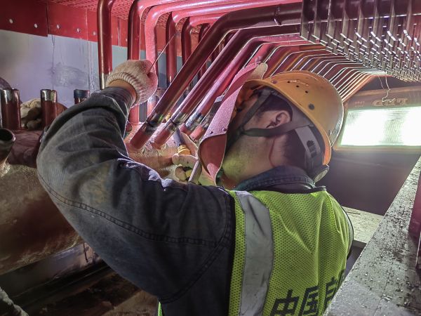 2024年5月20日，動(dòng)力車(chē)間4號(hào)鍋爐施工單位檢修人員正在焊接新的省煤器.jpg