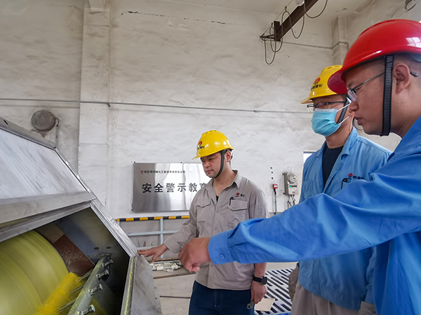 5月27日，劉立考與技術(shù)員現(xiàn)場查看新造粒機(jī)情況，為開車準(zhǔn)備.jpg