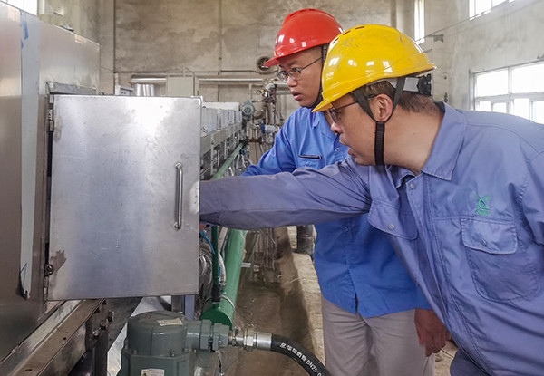 5月23日，各部門協(xié)作搶修造粒機(jī).jpg