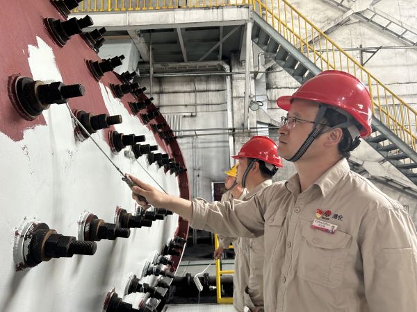 圖2 5月30日下午，制氣車間黨支部攜手聯(lián)合黨支部開展聯(lián)學(xué)聯(lián)建融生產(chǎn)  裝置舊貌換新顏主題黨日活動，制氣車間702磨煤機(jī)刷漆亮化活動現(xiàn)場紀(jì)實(shí)。.jpg