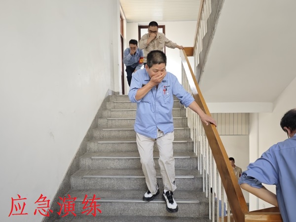 6月13日上午，各樓層人員在疏散引導(dǎo)組成員的帶領(lǐng)下進(jìn)行有序逃生.jpg