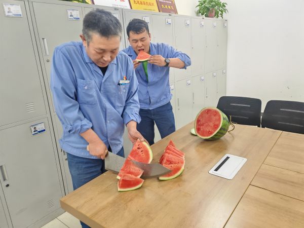 圖3 6月25日，班長雷仲民正在切西瓜。 肖歡 攝.jpg