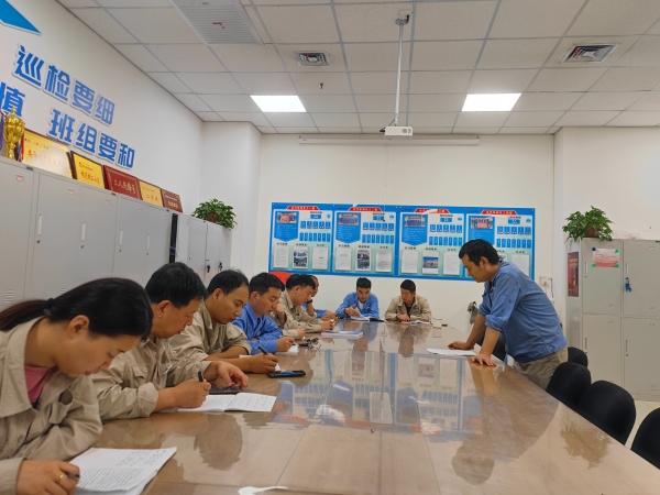 7月13日，水汽車間運行一班進行“五懂五會五能”培訓(xùn)學(xué)習(xí)活動.jpg