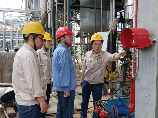 7月17日，計控電儀部副部長劉勇組織電氣儀表相關(guān)人員在醋酸甲酯中試項目現(xiàn)場進行素質(zhì)提升工作實踐交流（2）.jpg