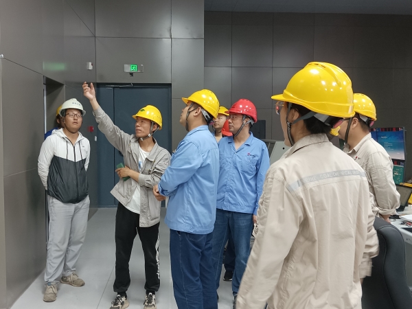 7月17日，計控電儀部副部長劉勇組織電氣儀表相關(guān)人員在醋酸甲酯中試項目現(xiàn)場進行素質(zhì)提升工作實踐交流（3）.jpg