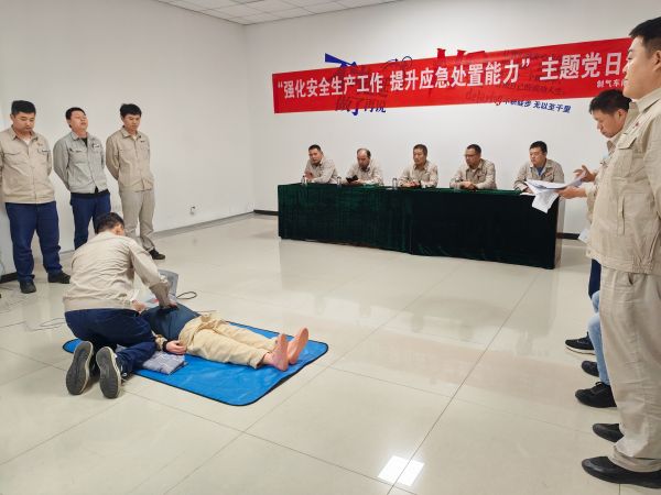 圖2 7月26日，張力演示心肺復(fù)蘇全過程。.jpg