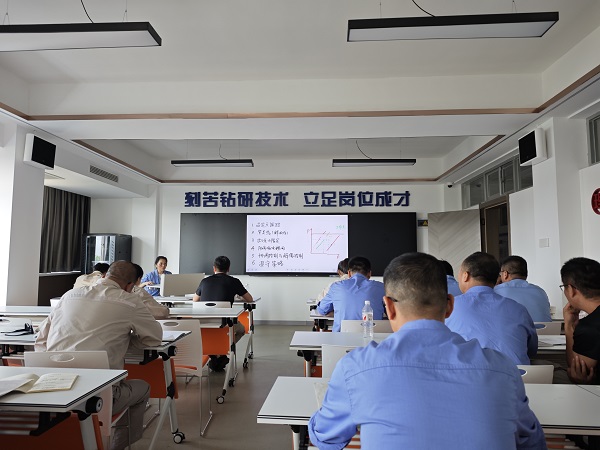 近日，計控電儀部主任工程師馬曉華為部門人員進行了“離心式壓縮機的防喘振控制” 培訓(xùn)1.jpg