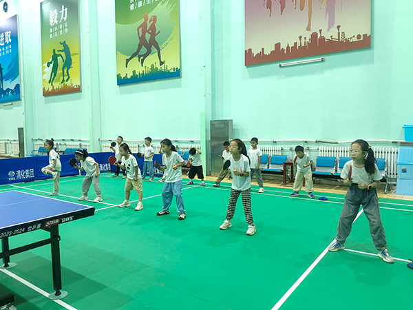 2024年8月1日，渭化集團乒乓球館，小學生學習乒乓球.jpg