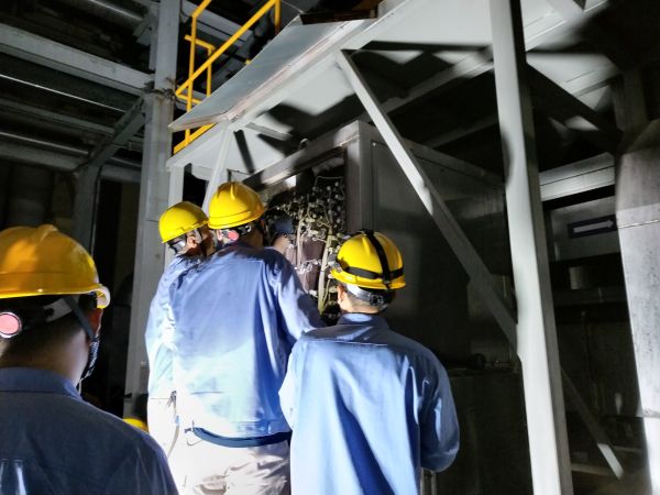8月，計(jì)控電儀部員工在高溫天氣中消除設(shè)備隱患.jpg
