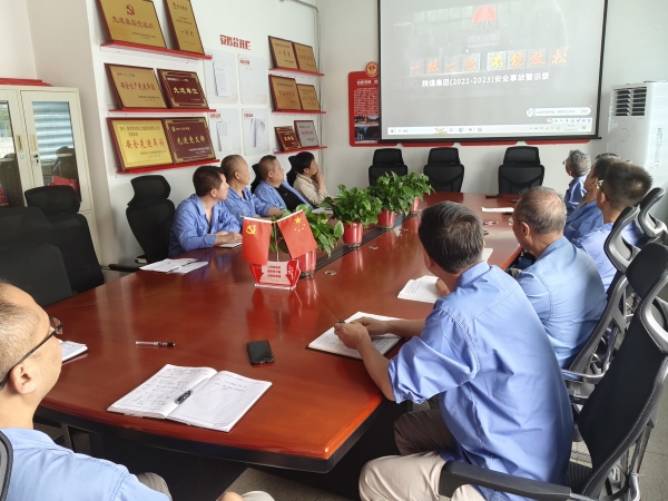 8月28日，車間管理人員觀看警示視頻.jpg