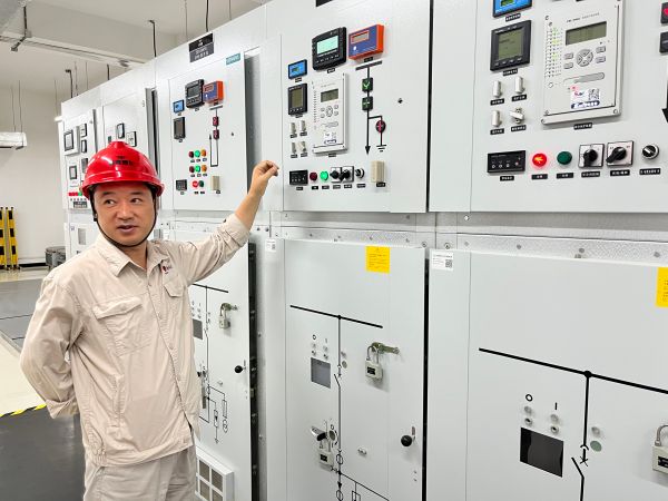 王文波查看配電室溫濕度，確保消防安全.jpg