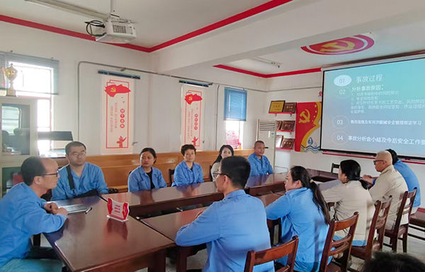 近日，物料車(chē)間主任喬玄帶領(lǐng)班組人員學(xué)習(xí)事故，并結(jié)合各自崗位工作展開(kāi)討論.jpg